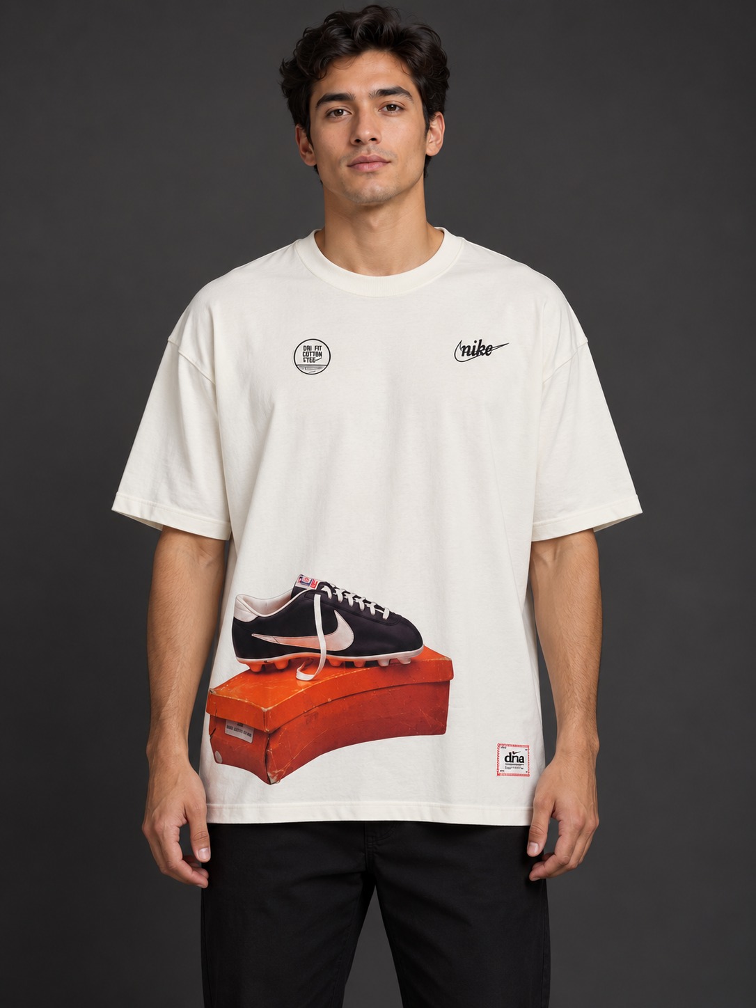 Modelo virtual con camiseta Origen de Cancha, estampado de guayo negro sobre caja naranja