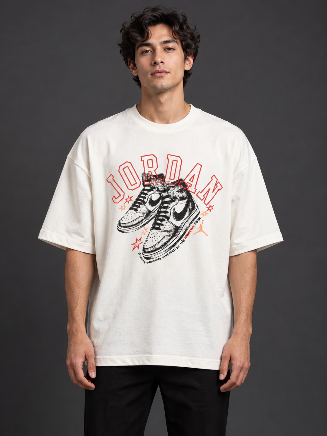 Modelo virtual con camiseta Doble Leyenda, dos zapatillas en negro y blanco con letras rojas