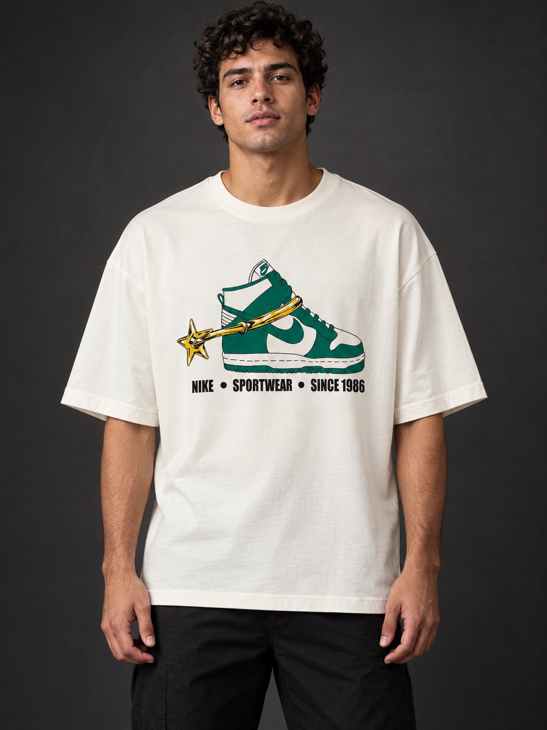 Modelo virtual con camiseta Paso Esmeralda, estampado de zapatilla verde y detalle dorado
