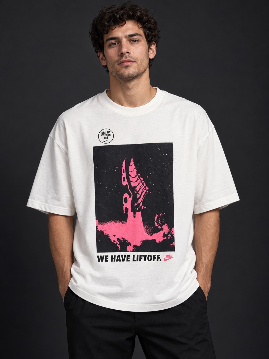 Modelo virtual con camiseta Despegue Rosa, zapatilla rosa en un estampado negro de despegue
