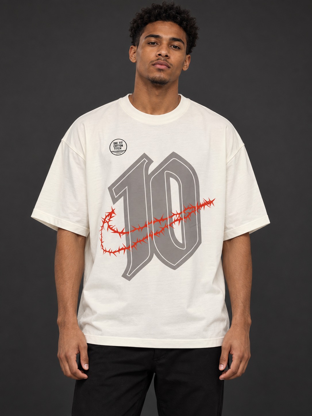 Modelo virtual con camiseta Diez Rebelde, número diez gris y diseño rojo