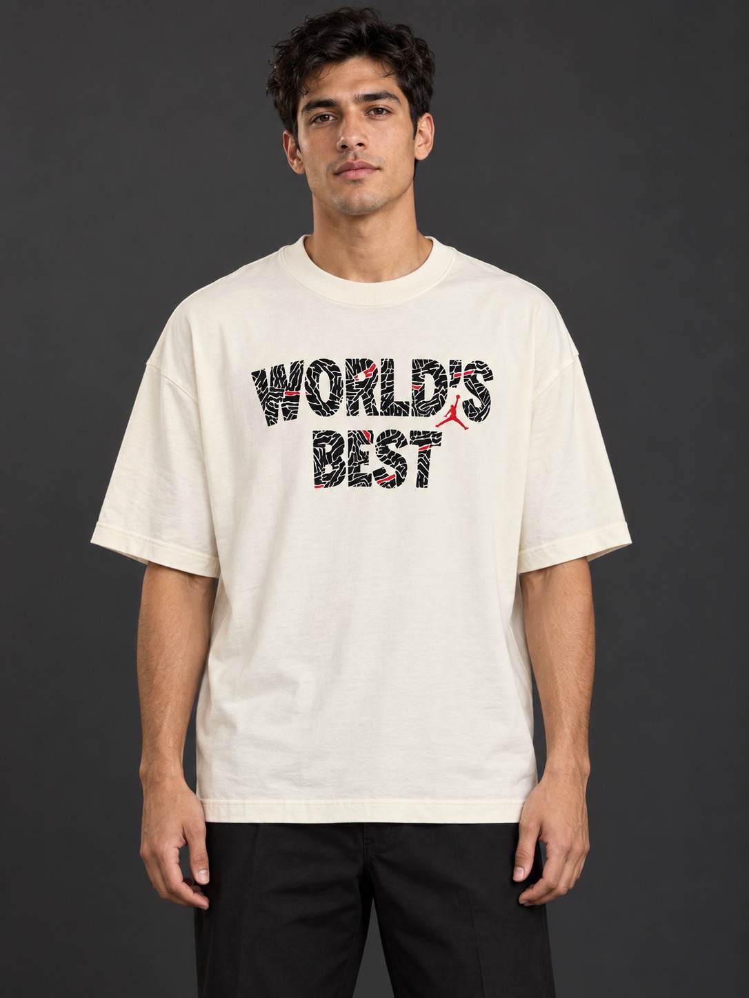 Modelo virtual con camiseta Cima Urbana, letras negras texturizadas y detalles rojos